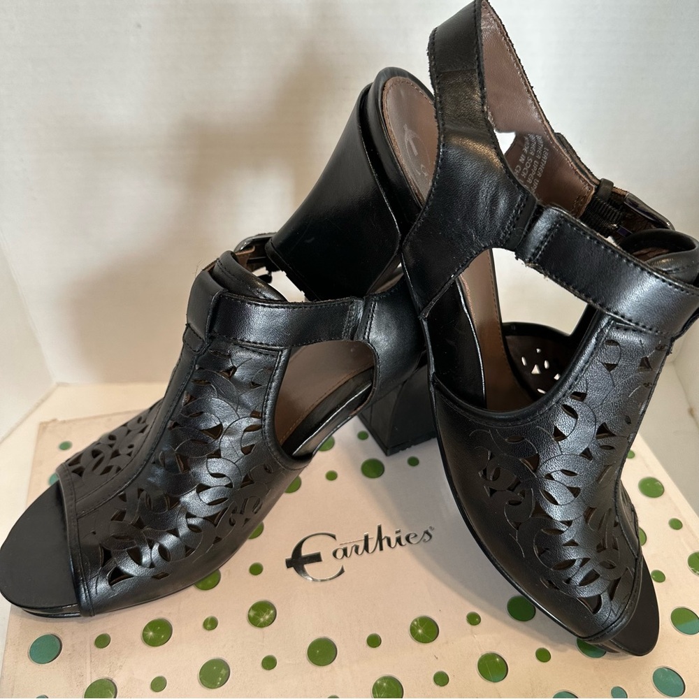 NIB Vintage Earthies Acadia Women's Black Perforated Leather Heeled Sandals 8.5
